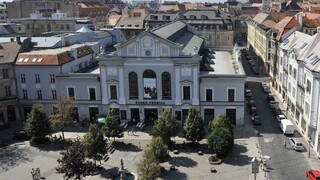 V bratislavskej Starej tržnici spojili charitatívnu zbierku s umením. Čo môžu ľudia priniesť?